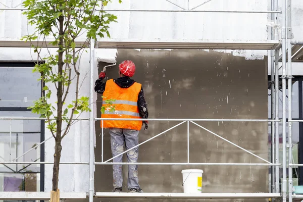 Constructor pared de pintura de trabajador con rodillo — Foto de Stock