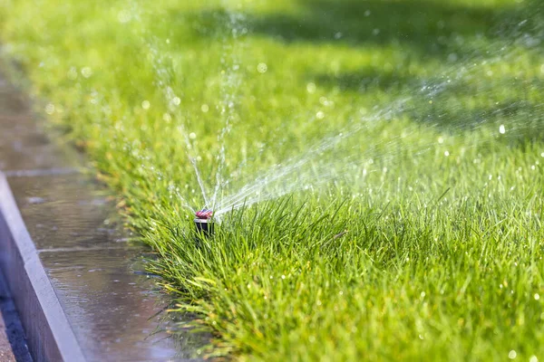 Underjordisk sprinklersystem bevattning park gräsmatta — Stockfoto