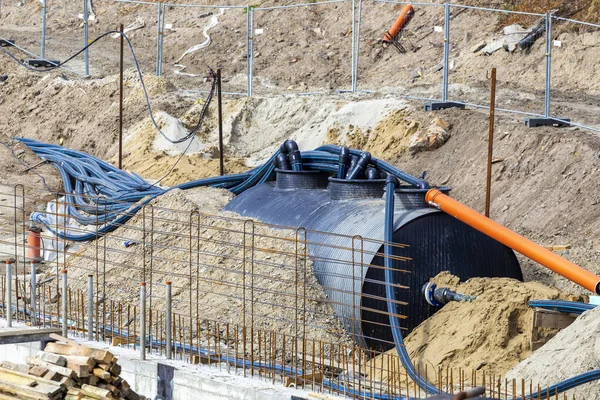 Дренажный резервуар для паводковой воды с трубами — стоковое фото