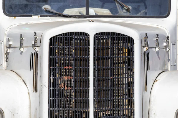 Rusty font gril starého kamionu — Stock fotografie
