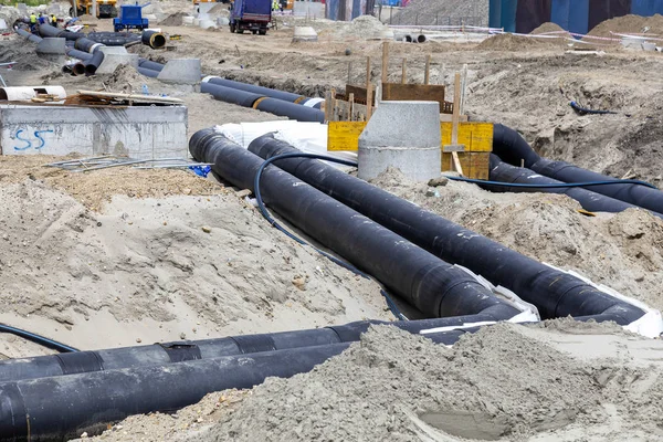Nivelamento tubos isolados para aquecimento urbano subterrâneo — Fotografia de Stock