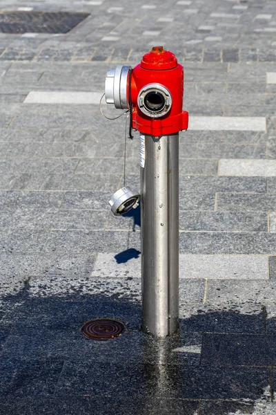 Червоний пожежний гідрант на вулиці — стокове фото