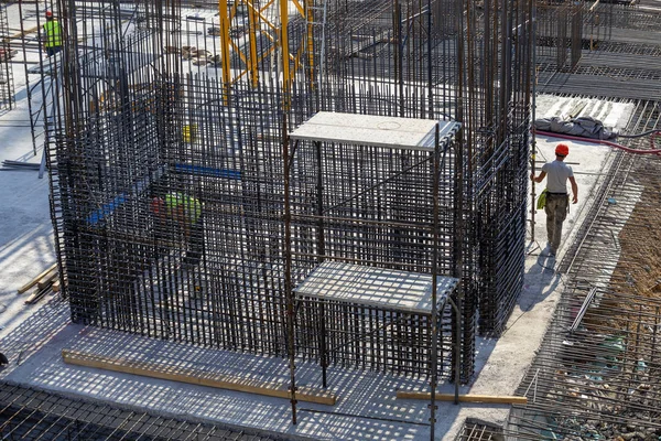 Barras de concreto armado com fio-máquina no canteiro de obras — Fotografia de Stock