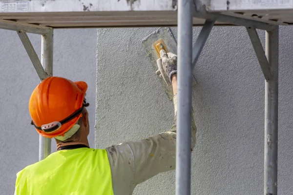 Χέρι του εργαζομένου που εφαρμόζει διακοσμητικό σοβά στον τοίχο — Φωτογραφία Αρχείου