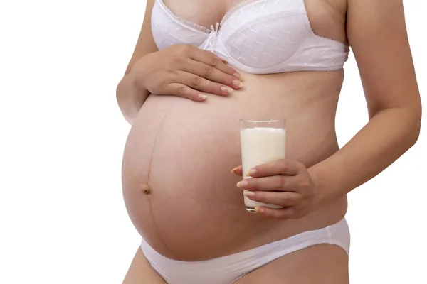 Gravid kvinna som håller glas mjölk — Stockfoto