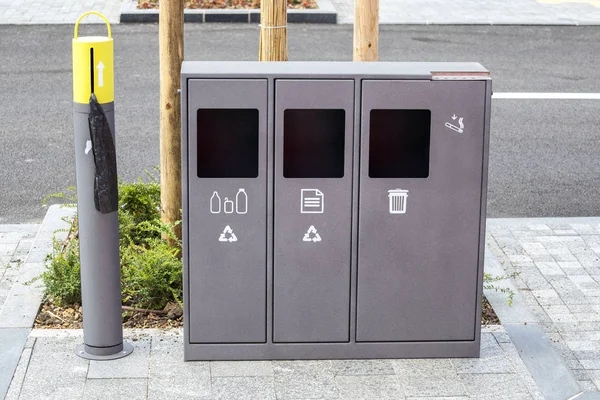 Recycle bin for waste sorting and recycling — Stock Photo, Image