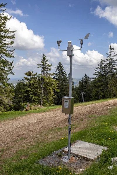 Estación meteorológica en la cima de la montaña —  Fotos de Stock