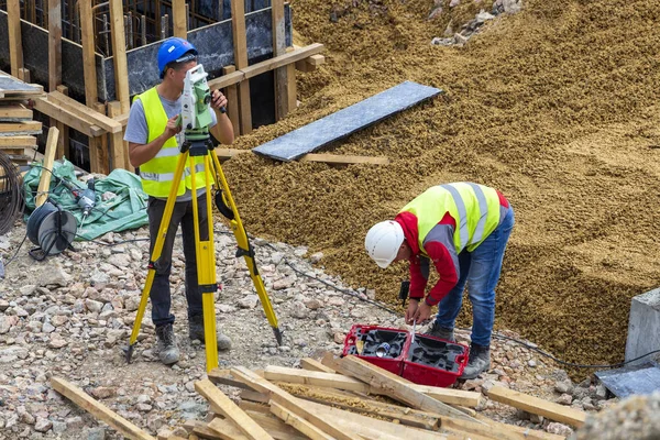 Young surveyors — Stock Photo, Image