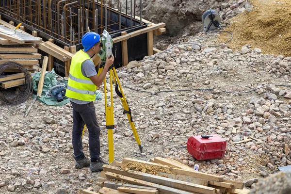 Young surveyor with theodolite and total station — Stock Photo, Image