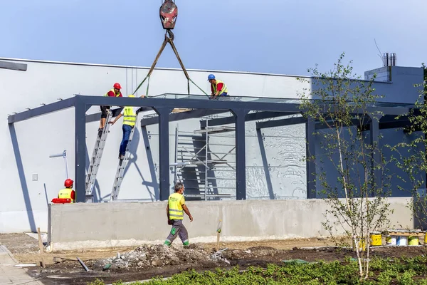 Instalace skleněné střechy — Stock fotografie