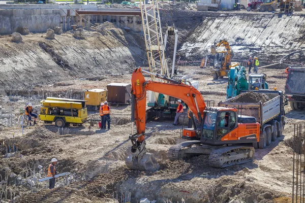 Construction site with workers and machinery — Stock Photo, Image