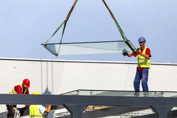 Constructores trabajadores al aire libre instalación — Foto de Stock