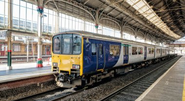 Bir banliyö treni istasyondan ayrılıyor.