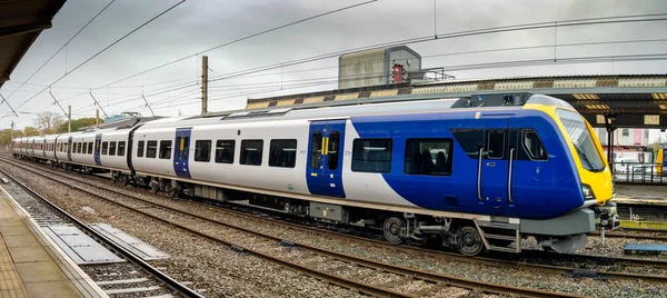 Nowy Pociąg Dojeżdżający Pracy Podczas Jazdy Próbnej Deszczu — Zdjęcie stockowe