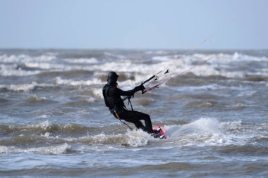 Uçurtmacı denize doğru gidiyor.