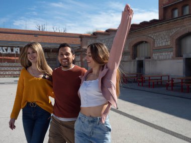 GENÇ İNSANLAR GÜNEŞ BİR GÜNÜşte çok eğlenirler.