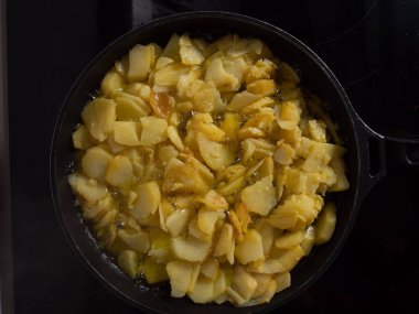 Ev yapımı İspanyol omleti hazırlanıyor.