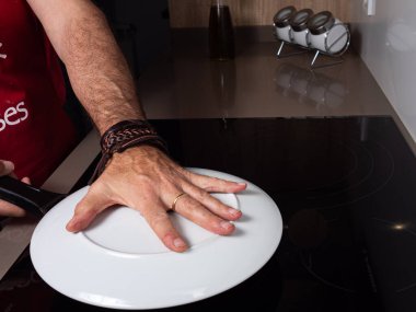 Ev yapımı İspanyol omletini çevirmeye hazır olun.