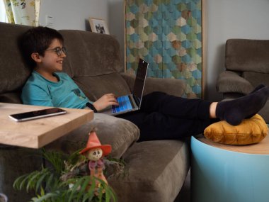 Oğlu evde kalır, kuyrukta çalışır.