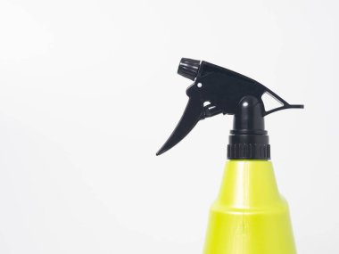 Beyaz arkaplanda yeşil sprey kutusu ve kopyalama alanı