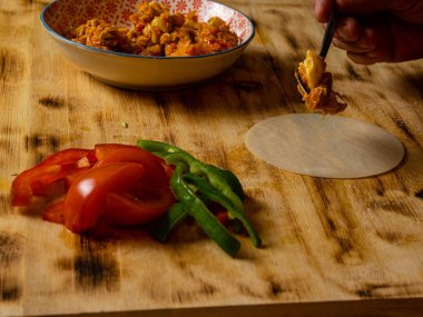 Tuna, domates ve biber macunlarının ahşap bir üste ev yapımı hazırlığı.