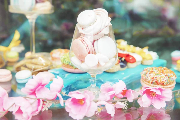 Dükkan vitrininde çeşitli güzel pastalar..