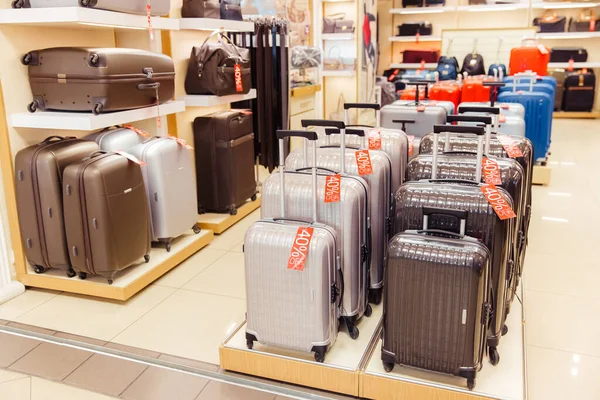 Mağazada gri ve siyah bavullar satılıyor..