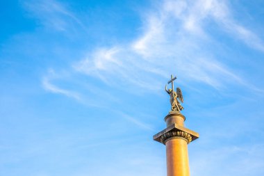 Alexander, St. Petersburg Sarayı meydanında mavi gökyüzüne karşı güneşli bir günde şehir merkezinde..