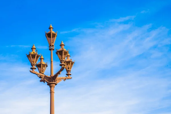 На Дворцовой площади Санкт-Петербурга в солнечный день на фоне голубого неба . — стоковое фото