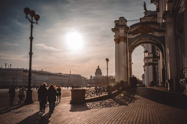 St. Petersburg halkı ile saray meydanı. Akşam üstü, Rusya..