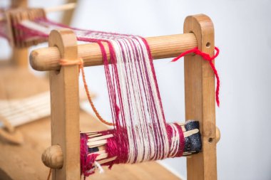 Doğal liflerden elde üretilen ürünler için bir makine. Güzel bir arka plan, nakış ve doğal malzemeler kavramı..