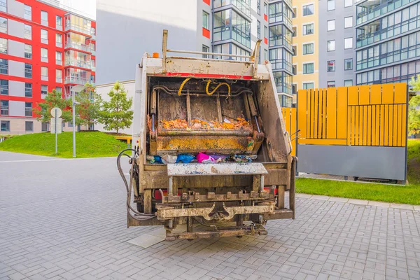 Evin bahçesinde bir çöp kamyonu..