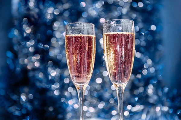 İki güzel yılbaşı bardağı ve önünde Bokeh olan Noel süslemeleri, gizemli yeni yıl arkaplanı.
