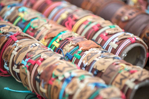 Elegantes pulseras de cuero con piedras naturales en exhibición en la feria de artesanos . — Foto de Stock