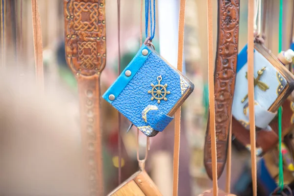 Hermoso portátil de bolsillo azul está hecho a mano de cuero . — Foto de Stock