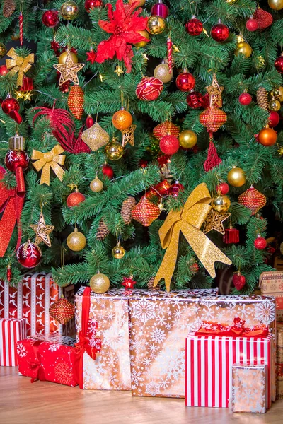 Fondo de Navidad. Hermosas cajas de regalo cerca del árbol de Navidad . —  Fotos de Stock