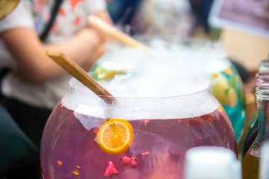 Fuarda buhar ile kırmızı ev yapımı içecekler ile büyük cam sürahi.