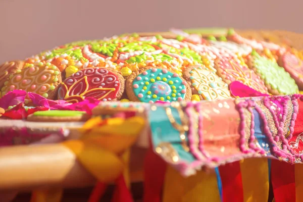 Dulce montaña-un dulce dulce dulce tradicional de la cultura india, así como Krishnas, cronometrado para el festival Védico Govardhana Puja. — Foto de Stock