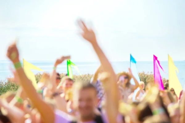 Soyut arkaplan - bir müzik festivalinde insanların elleri gökyüzüne karşı bulanık.