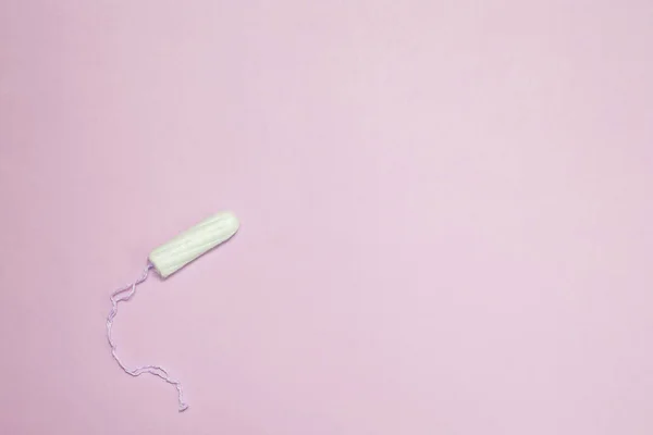 The uncompressed tampons white on a pink background, the concept of women's intimate hygiene and health. — Stock Photo, Image