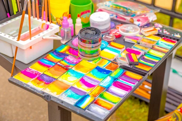 Festivalde sokaktaki ressamın yüz resminin paletine renk katar..