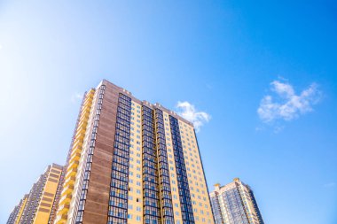 Güzel, modern, yüksek katlı bir bina. Modern mimari, binalar ve megaşeler kavramı.