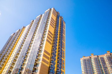 Güzel, modern, yüksek katlı bir bina. Modern mimari, binalar ve megaşeler kavramı.