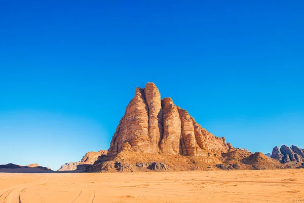 Kum dağı Bilgeliğin Yedi Sütunu mavi gökyüzüne karşı, Ürdün, Wadi RAM Çölü.