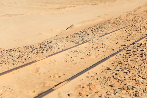 Kuma gömülü metal raylar. Ürdün, Wadi RAM Çölü.