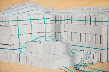 Beton bloklar, tuğlalar, mavi kurdeleyle paketlenmiş ve bağlanmış. Soyut vuildim arkaplanı. Boşluğu kopyala.