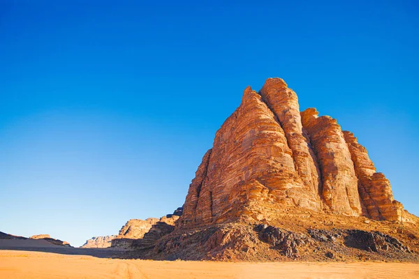 Kum dağı Bilgeliğin Yedi Sütunu mavi gökyüzüne karşı, Ürdün, Wadi Rum Çölü. Güzel manzara - egzotik seyahat için arka plan, kopyalama alanı.