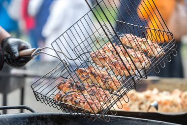 Büyük bir tavada et kebabı. Fast food konsepti, sokak restoranları ve fuarlar.