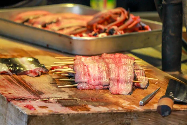 Scena di cucina di un'anguilla. Tagliare un'anguilla. Kinugawa Tochigi GIAPPONE . — Foto Stock