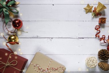 Noel kompozisyonu şenlik arka planı. Noel süsleri ve Noel hediye kutuları ahşap beyaz masada. Tatil konsepti için kutlama, yeni yıl, kış. Düz konum, metin için boş alan kopyası olan üst görünüm.